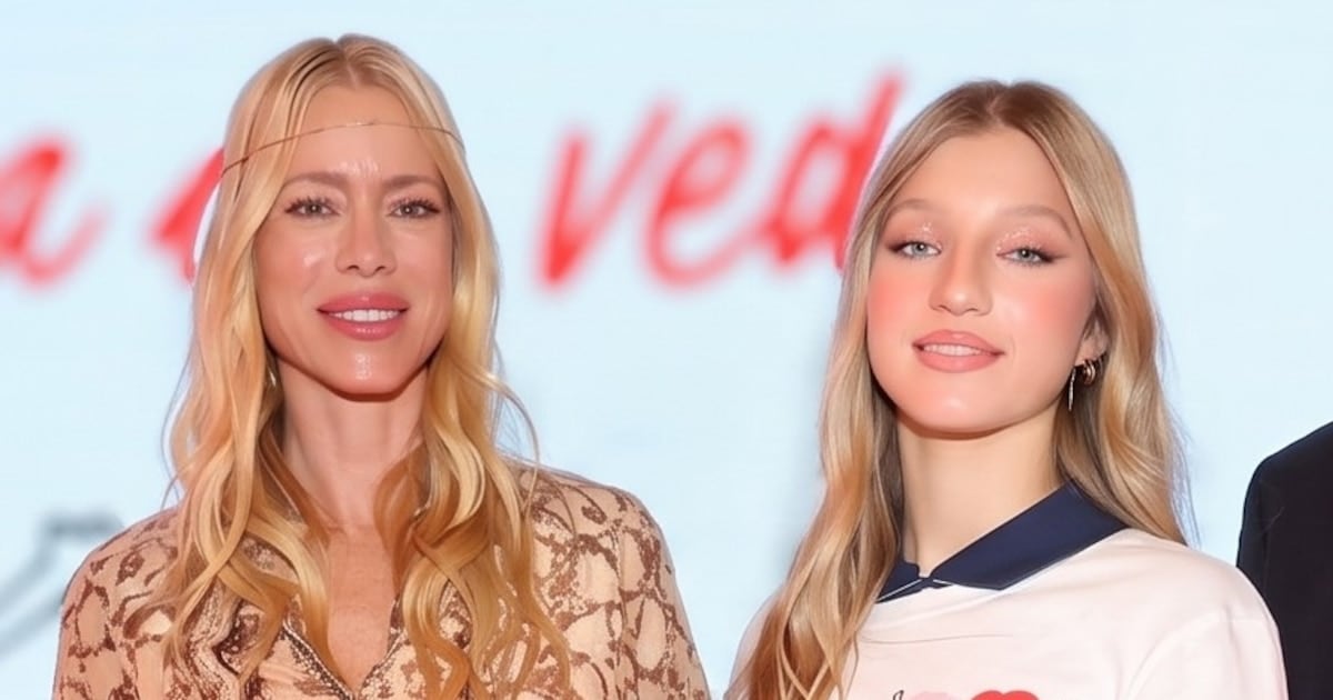 Allegra Cubero se subió a la pasarela con su madre mirando de cerca y Teté Coustarot como testigo de lujo