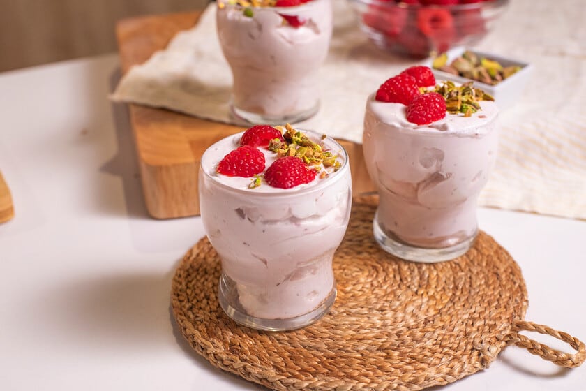 Mousse de frambuesas sin huevo: un postre fresco para resolver la sobremesa con anticipación