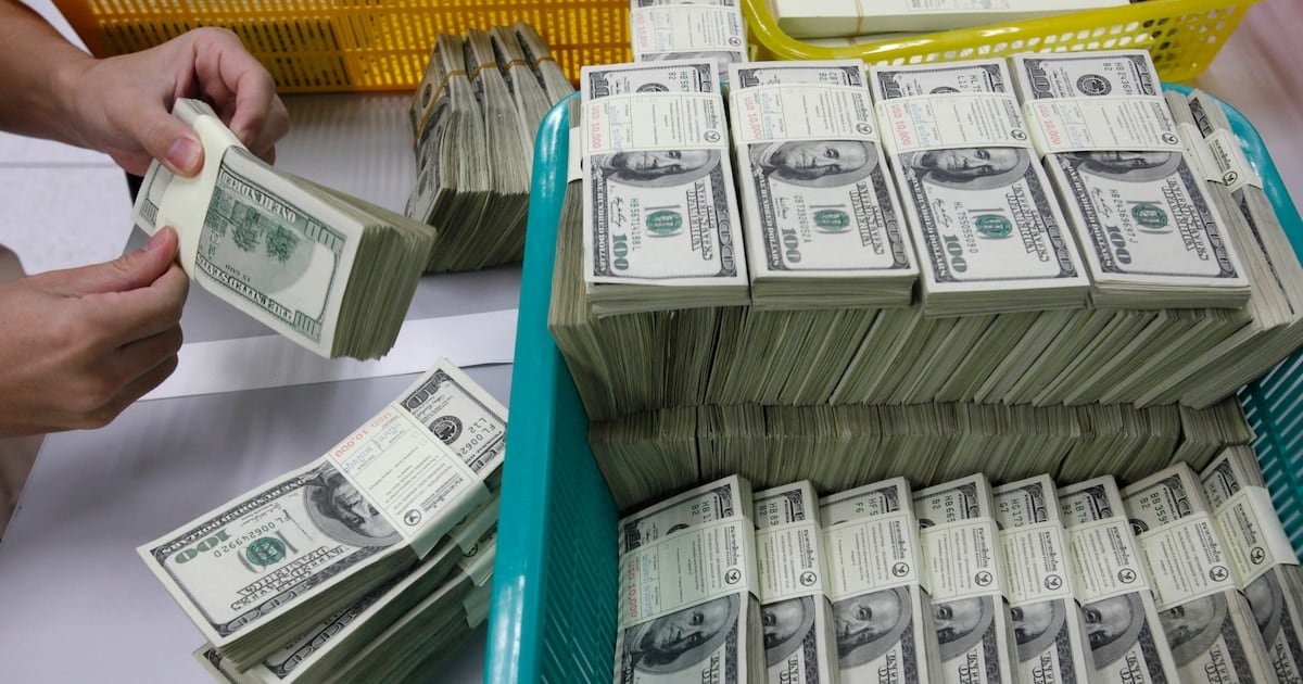 Dólar del Nación tocó los $1.545 y el blue cedió a $1.555 en una jornada con señales opuestas