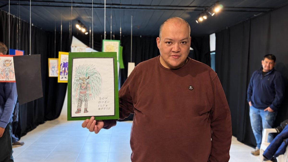 La esquina de siempre, ahora con dibujos colgados: Daniel expone por primera vez en la Casa de la Cultura de Aluminé