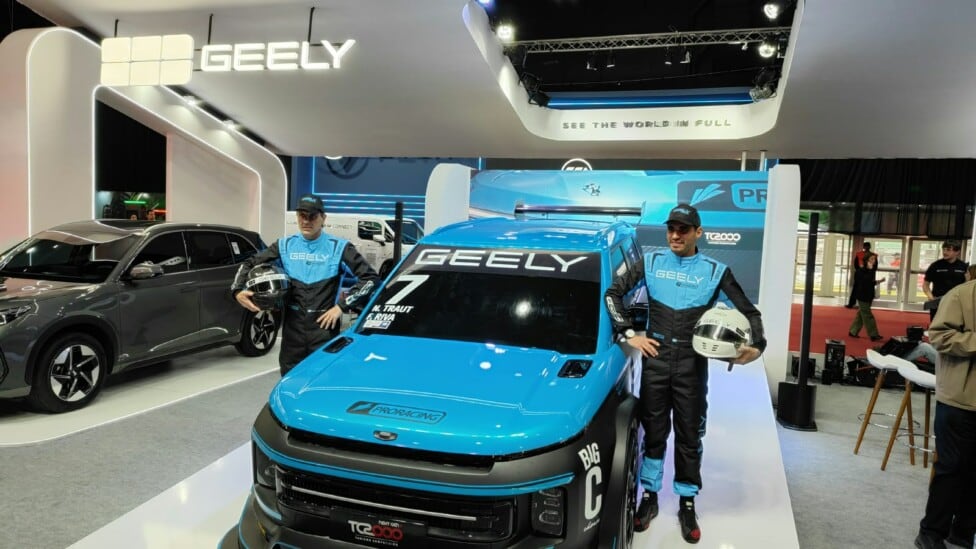 Turquesa y con pies de plomo: Geely se planta en el TC2000 con Traut y el Riva que ya sabe ganar