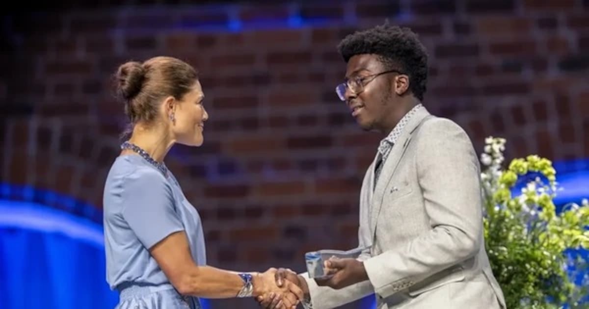 Un adolescente canadiense creó un robot que recoge plásticos del agua con un líquido magnético y ganó un premio internacional