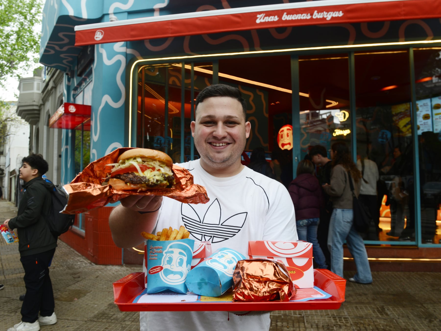 El Gordis dejó la pantalla y ahora vende hamburguesas en una esquina de Palermo