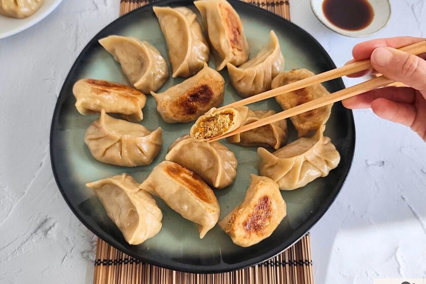 Gyozas vegetarianas con tofu y shiitake: la masa que se perfuma con el agua de los hongos