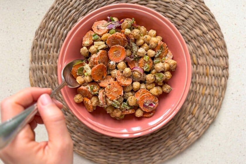 Garbanzos al horno con tahini: la ensalada templada que se arma en 45 minutos y no falla