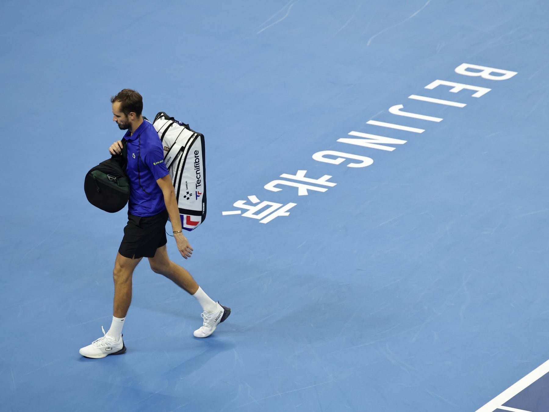 Medvedev se quedó afuera en Pekín por una pelota que viajó al lugar equivocado y Djokovic ya está en la final