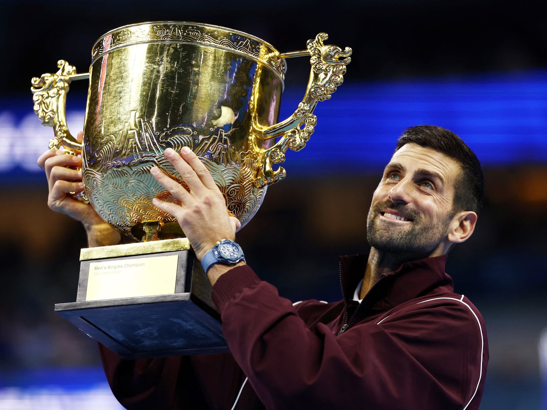 El viejo Nole no se baja: Djokovic acaricia los 103 de Federer con un título en el bolsillo y la pierna enyesada del rival