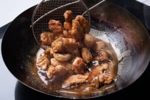 Pollo al limón con doble rebozado: cómo lograr la cubierta crujiente y la salsa brillante que lo hacen inolvidable