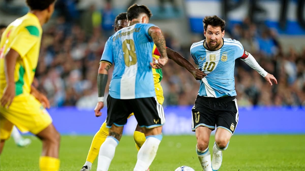 Se fue el diez, pero el Monumental lo cuida: Otamendi le dio el primer abrazo del adiós a Messi