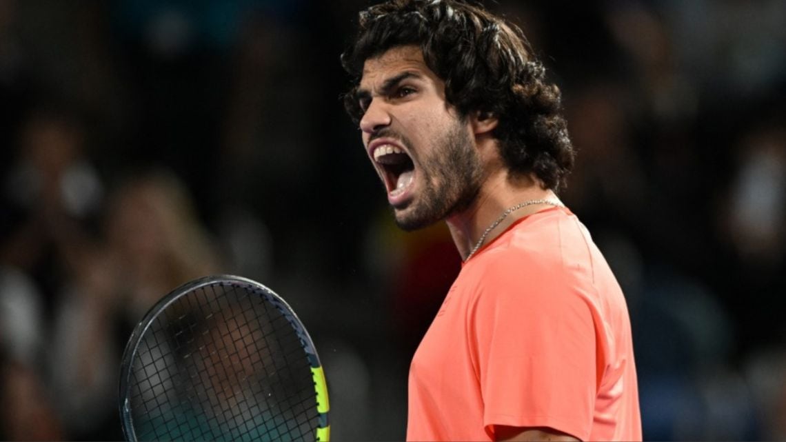 Carlitos la pasó mal, la remontó y va por la corona en Tokio