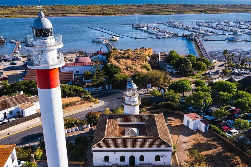El Rompido: coquinas, dos faros y una flecha de arena que se mueve sola en la costa de Huelva