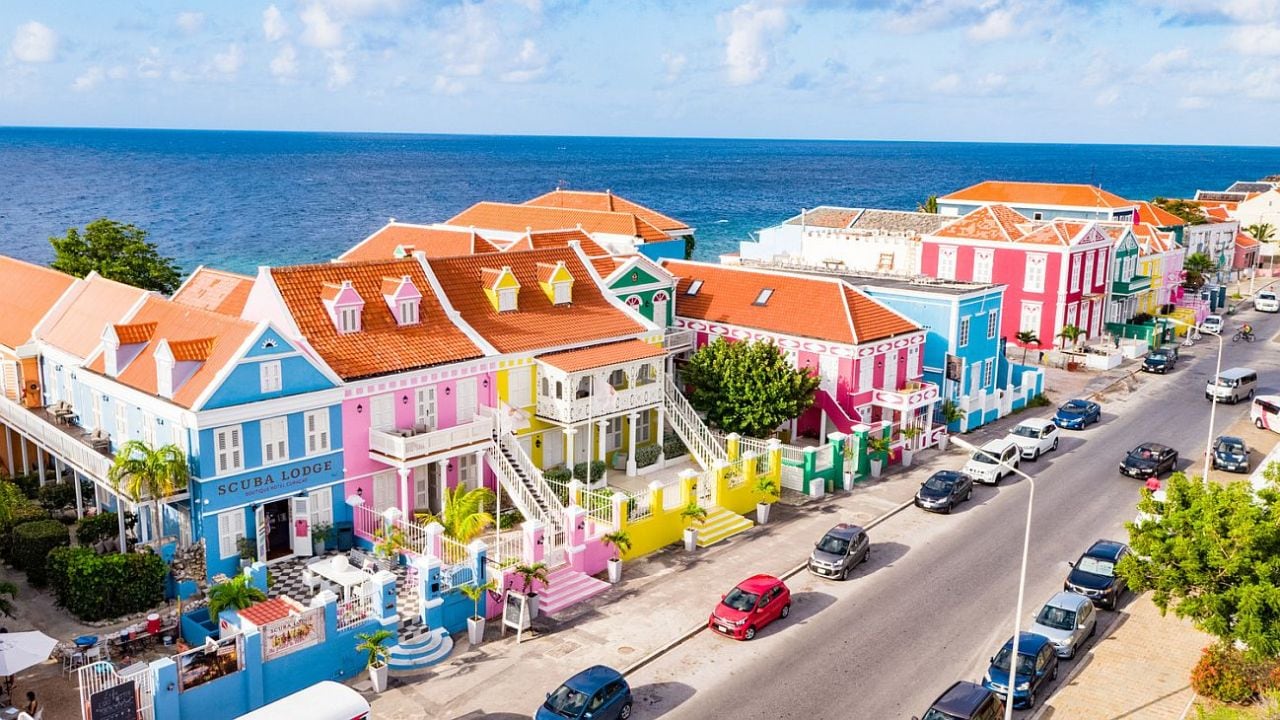 Curazao, más allá del mar: calas, historia holandesa y caminos rojos en UTV