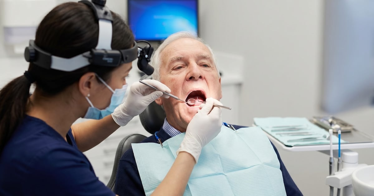 Dientes que se van, memoria que se va: lo que un adulto mayor debería saber sobre boca y cognición