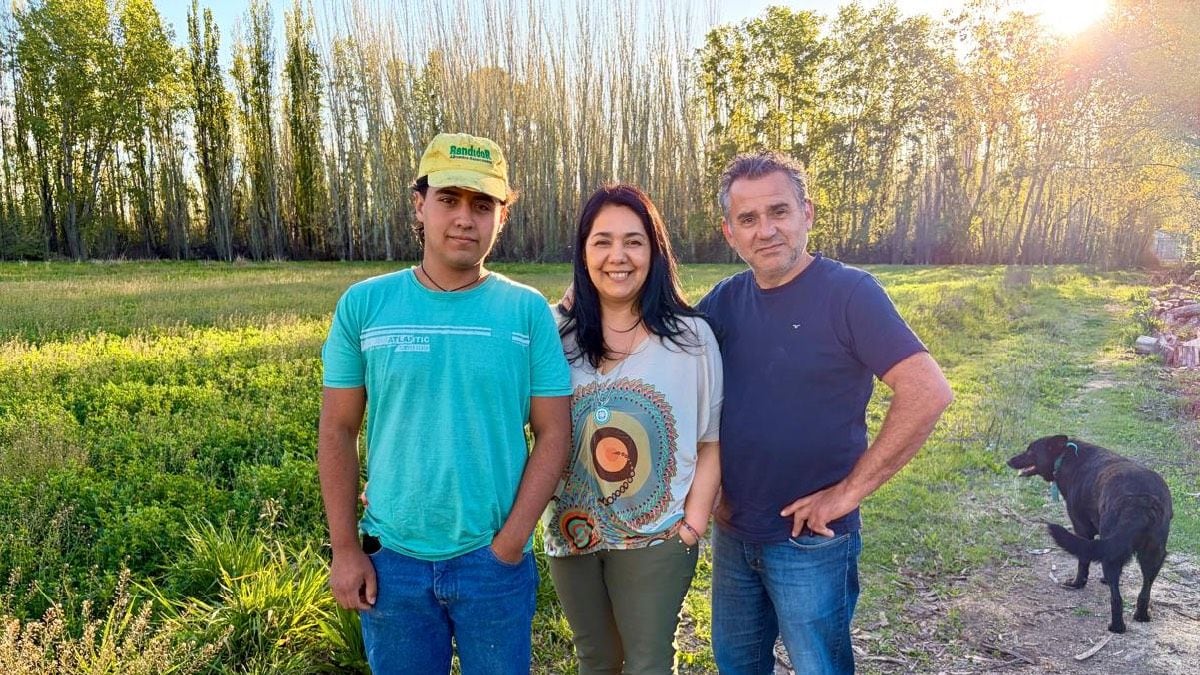 Una pareja que apuesta por la chacra al final del día, después del trabajo