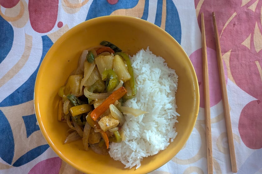 Tofu agridulce con piña: la vuelta de tuerca vegetal a un clásico chino que se cocina en un santiamén