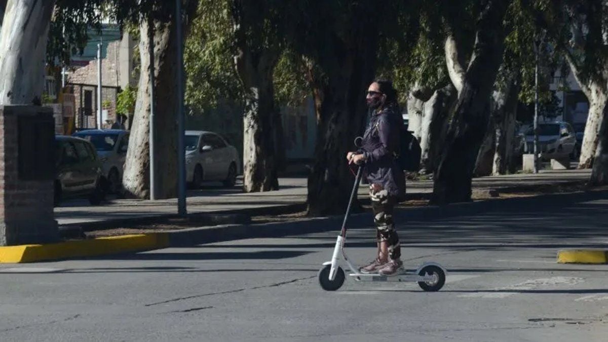 Neuquén le abre la puerta a los monopatines: 100 rodados para moverse por el centro sin ataduras