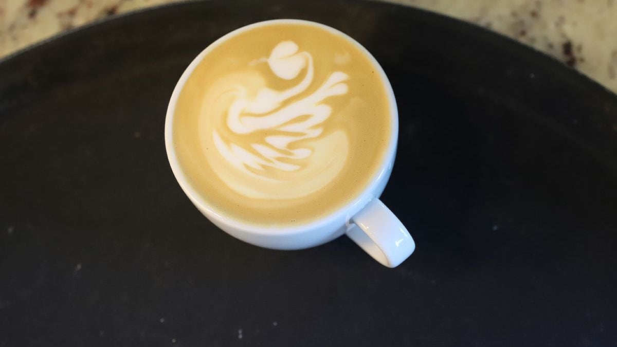 Un café con leche que se sirve una sorpresa: los $1.500 que nadie avisa en la carta