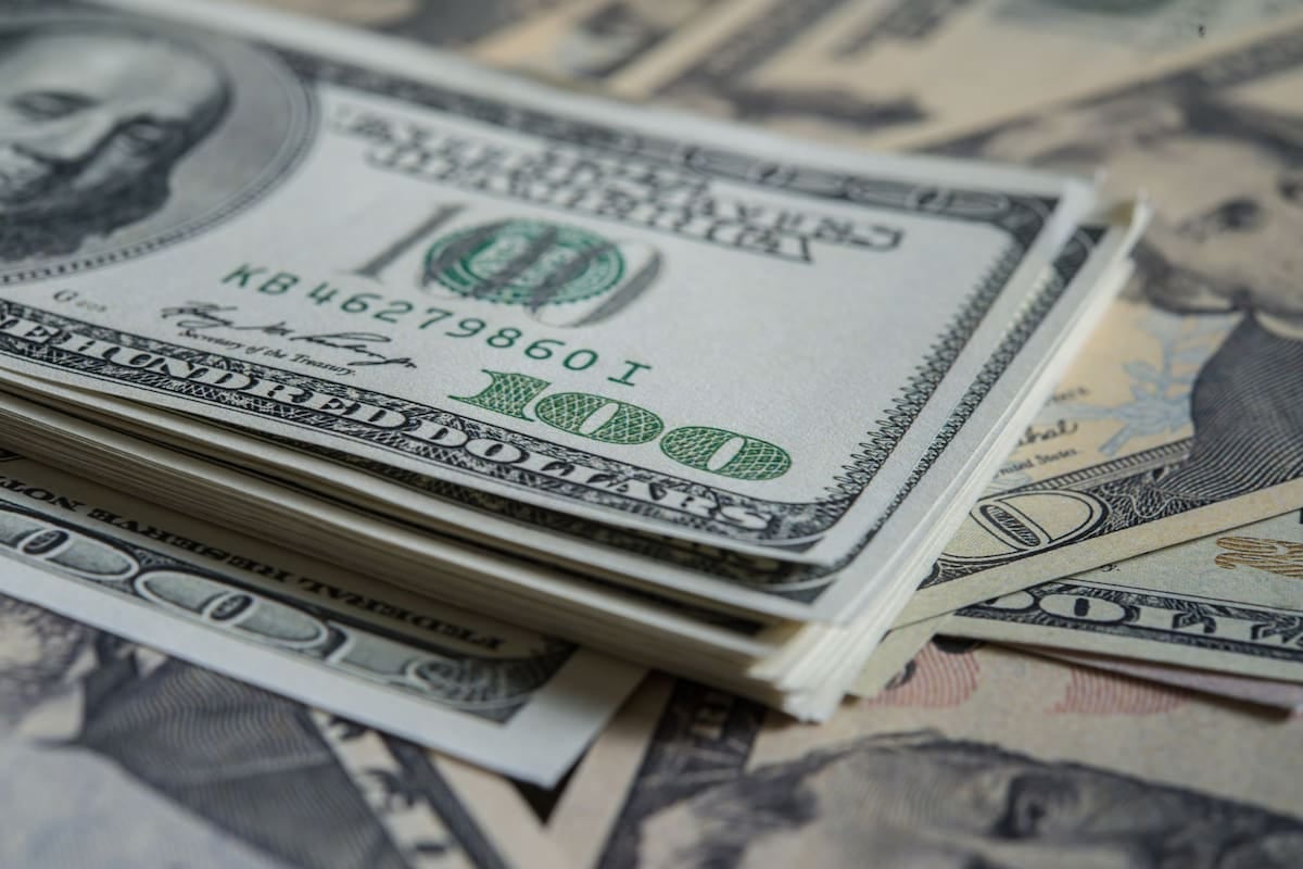 Con el dólar anclado en $1.512,50, el techo oficial para noviembre roza los $1.989 y la brecha interna se estira al 27,8%