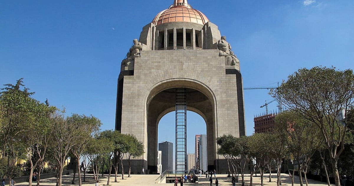 A 9.000 kilómetros de Buenos Aires, el arco triunfal más alto del planeta espera al visitante en el corazón de la Ciudad de México