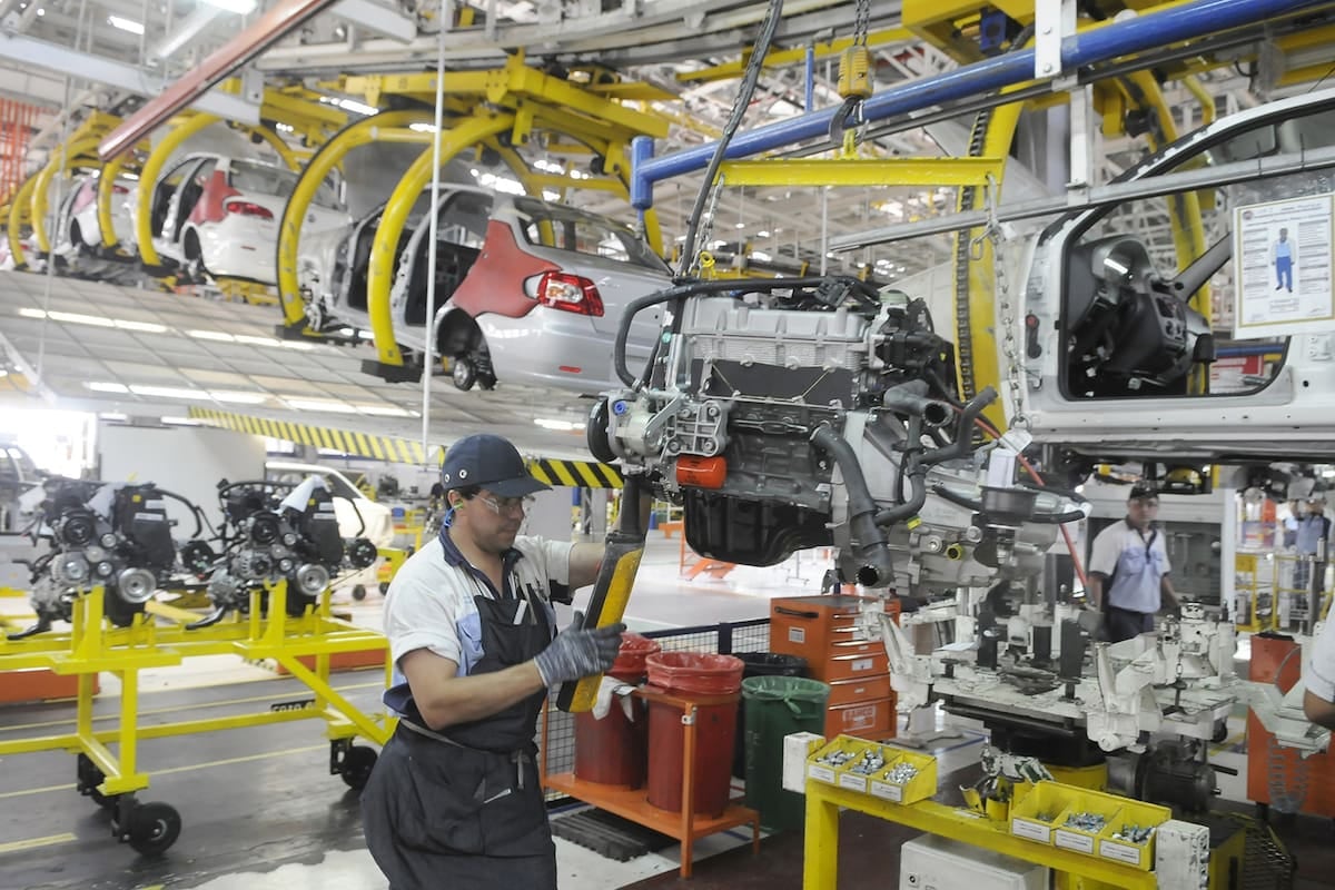 La industria cerró agosto con cuatro de cada diez fábricas semiparadas y sin señales de reactivación