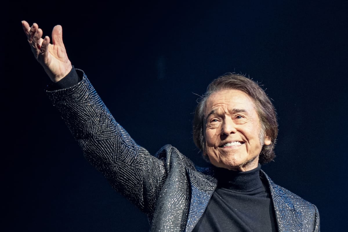 Raphael vuelve al Gran Rex con su voz intacta y la mochila llena de seis décadas sobre el escenario
