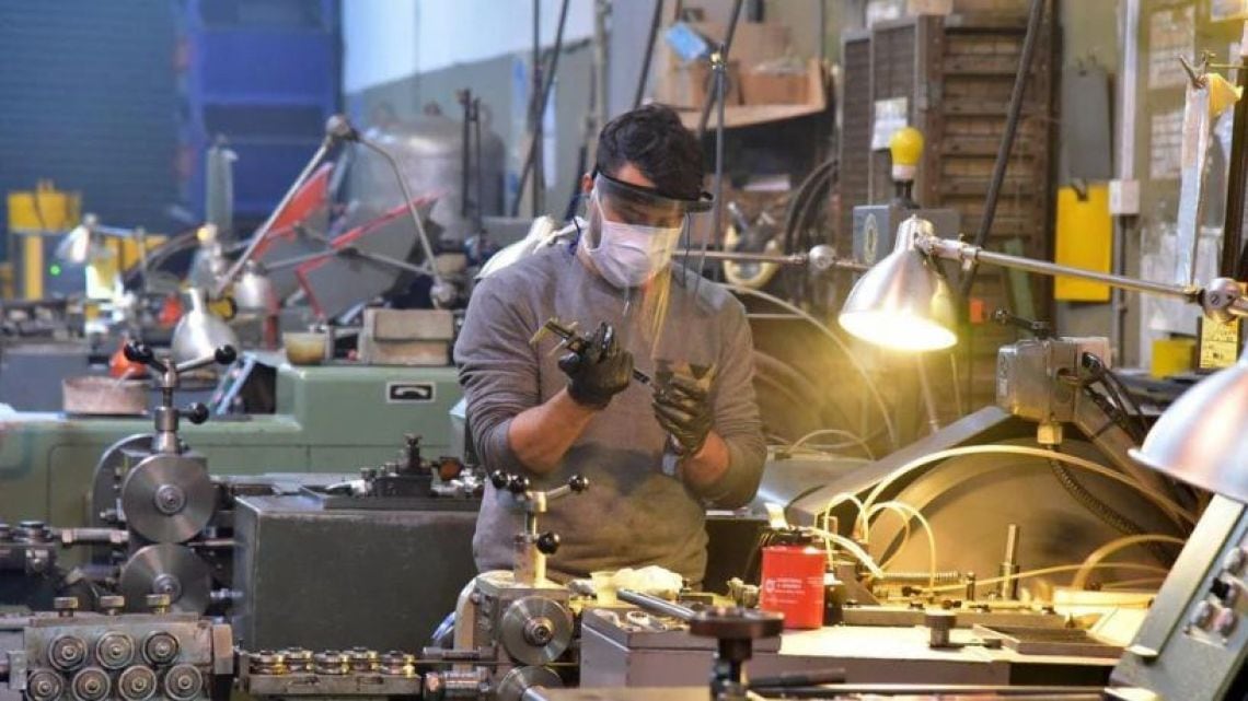 La industria volvió a fallar: usó menos del 60% de su capacidad instalada y la informalidad se consolida como destino de los despedidos