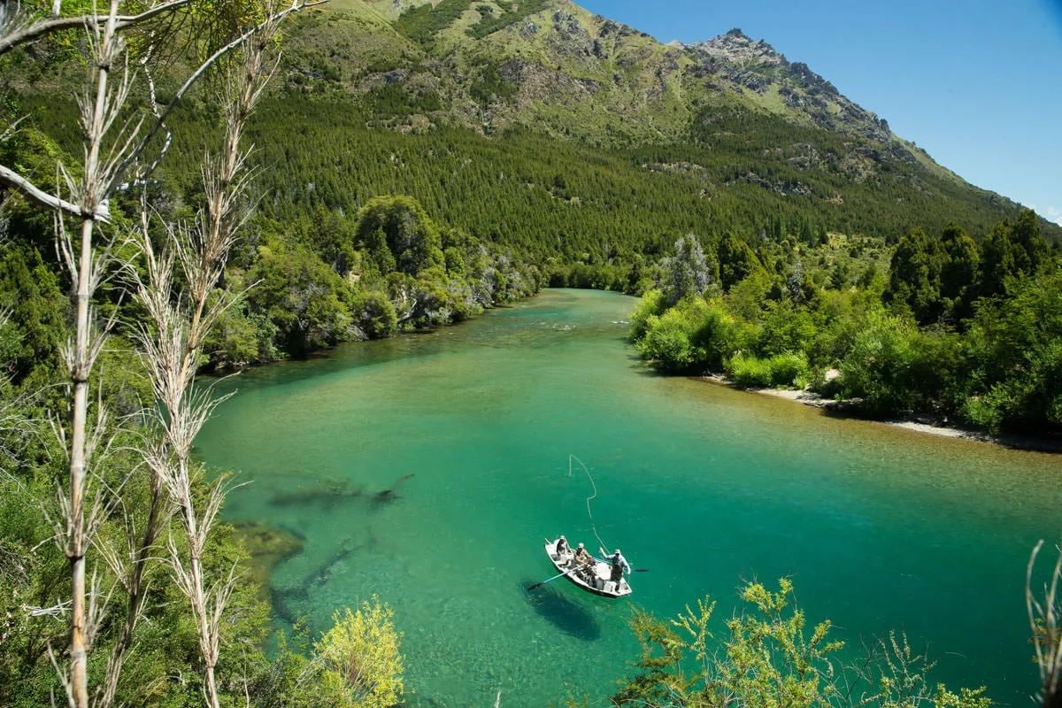 Neuquén ya vende los permisos de pesca y los valores tientan a más de un jubilado