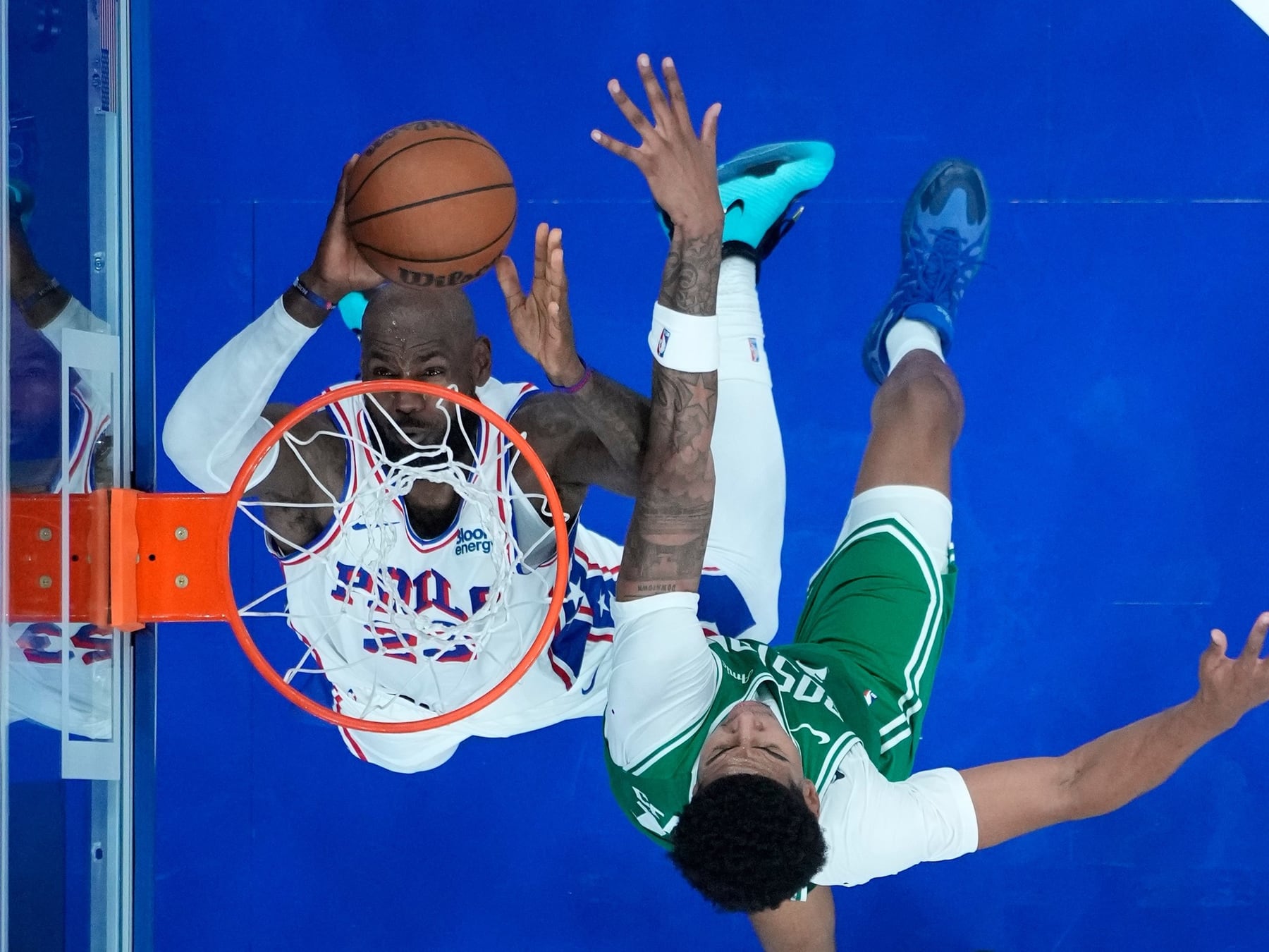 El Rey ya juega en casa: LeBron se puso la camiseta de los Sixers en Philadelphia y la rompión con una volcada a lo viejo