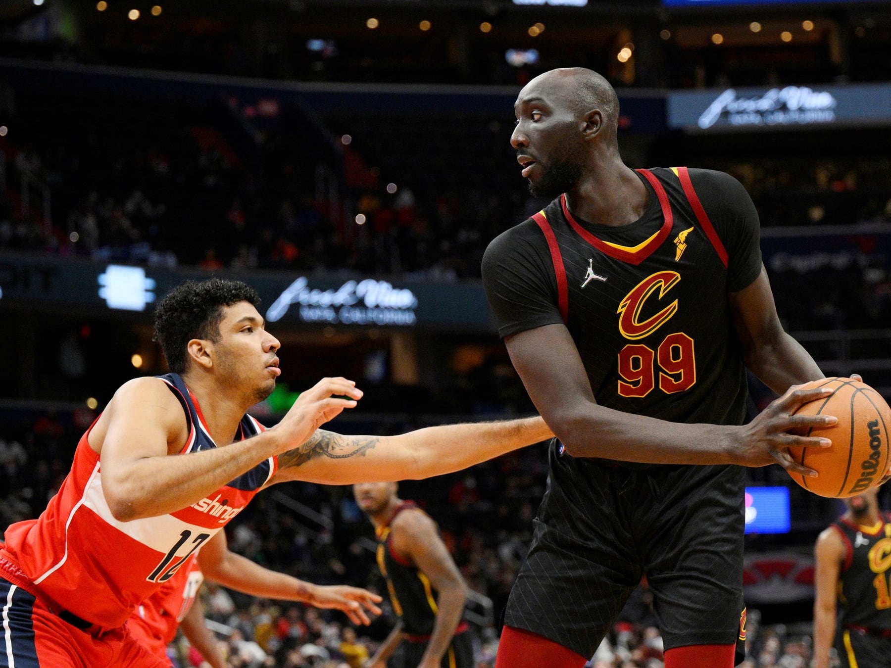 El gigante que no cabe en ningún roster: Tacko Fall recaló en los 76ers con un contrato que le permite ser grande en las dos ligas