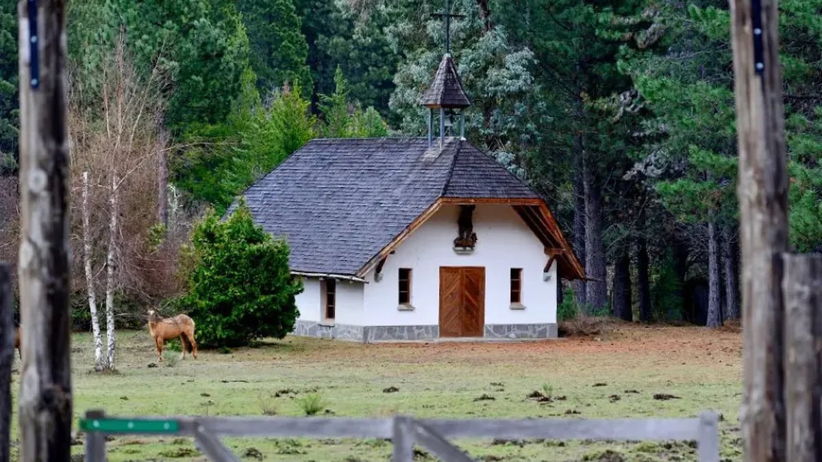 Meliquina guarda una capilla alpina que un príncipe alemán mandó a levantar entre las lengas