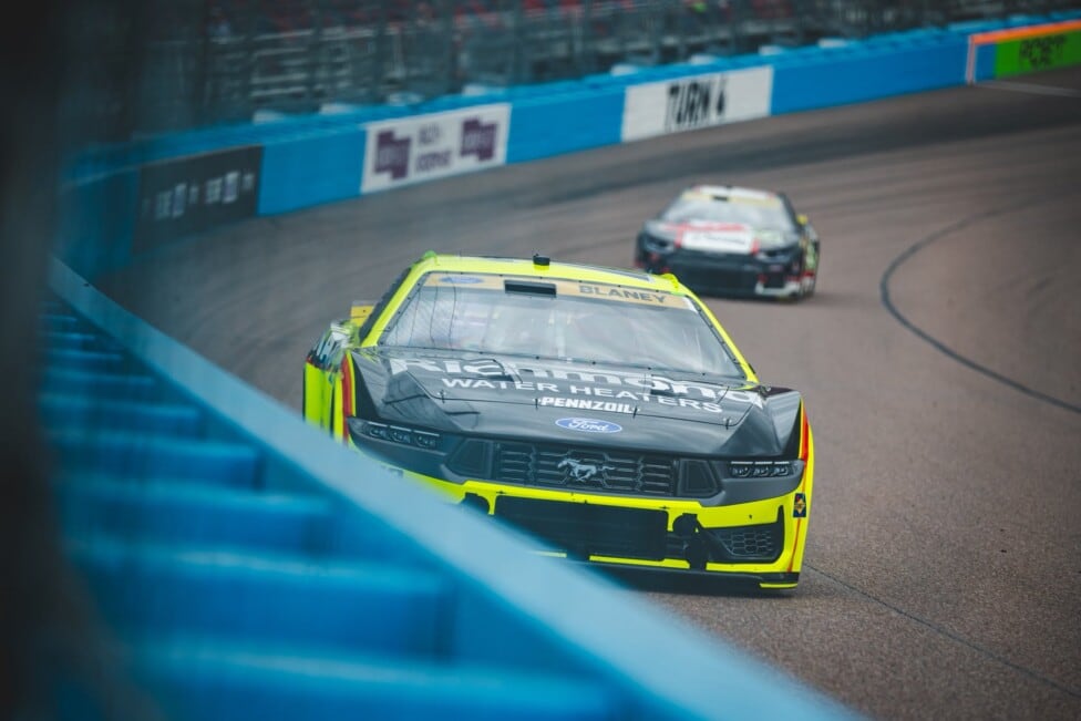 Blaney se quedó con la pole en Phoenix y dejó a Larson en el horno
