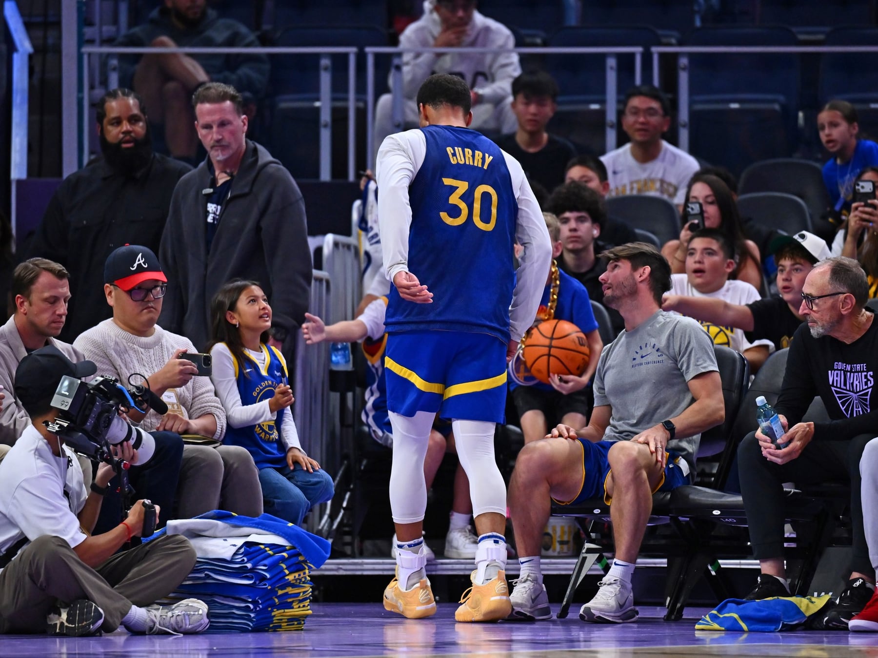 Curry se sacó la espina con el contrato y se ganó un susto en el tobillo a días del estreno