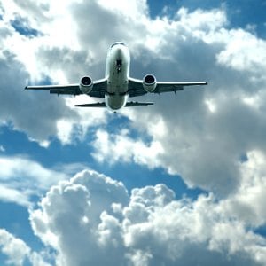 Pasajes al exterior: la Argentina sostiene la carga impositiva más alta de la región sobre la tarifa aérea