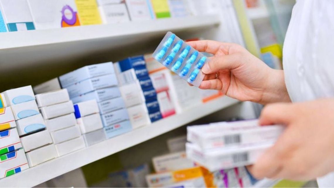 Remediar se quedó con seis medicamentos: el ajuste que golpea en el mostrador del dispensario del barrio