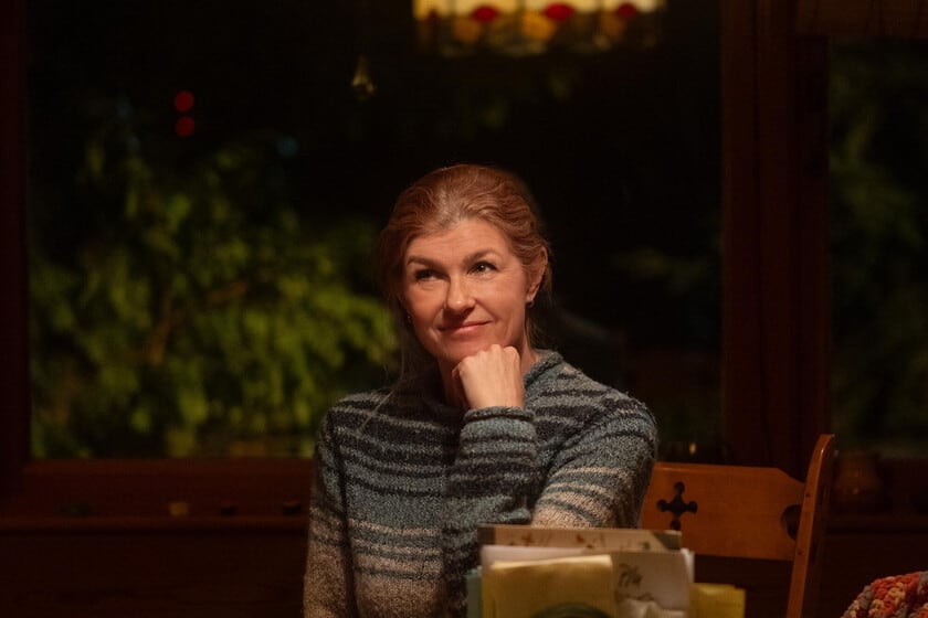 Una madre desconocida obliga a Sam Nivola y Connie Britton a sostener el secreto