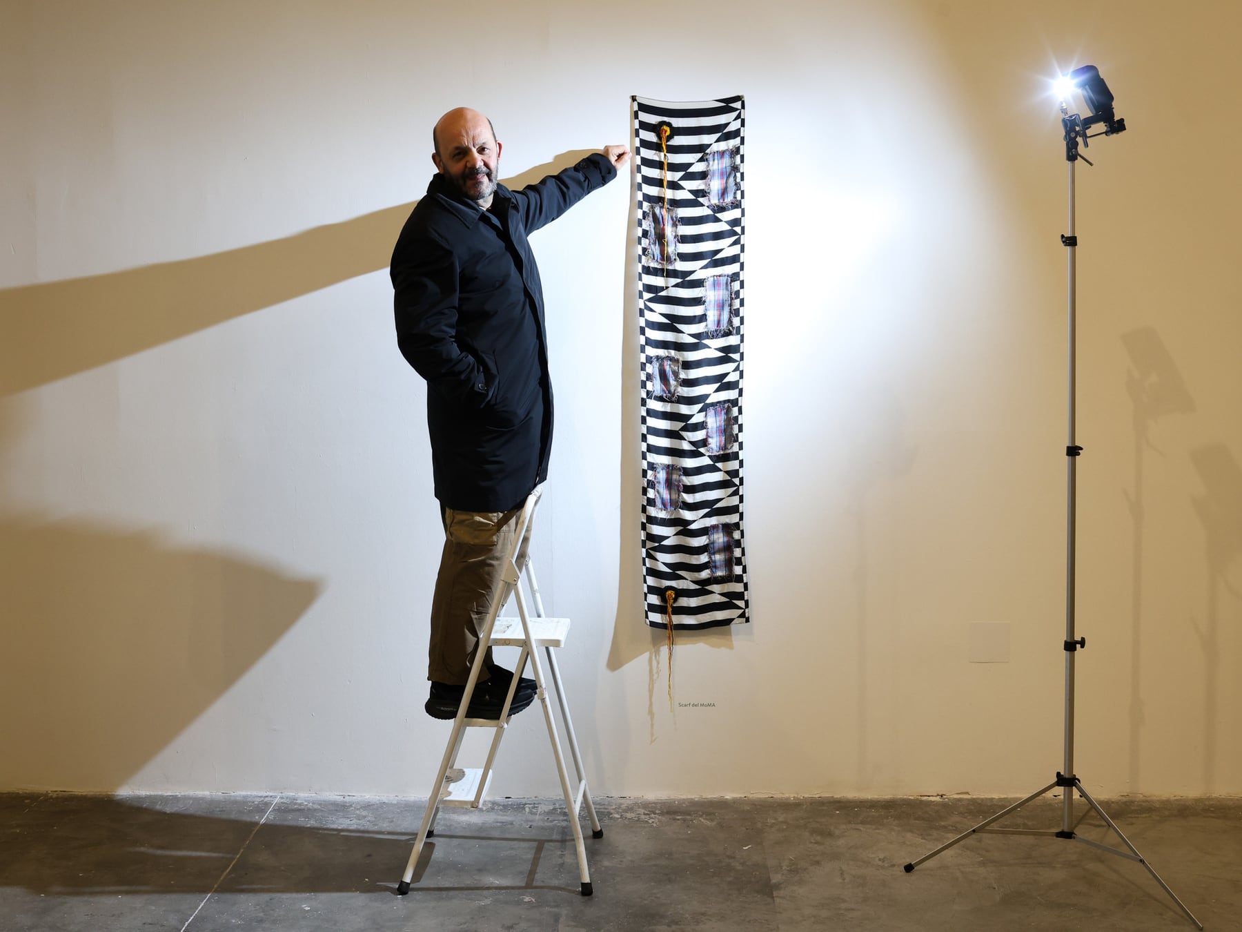 Marcelo Pombo transforma residuos y memories en una nueva muestra en La Boca