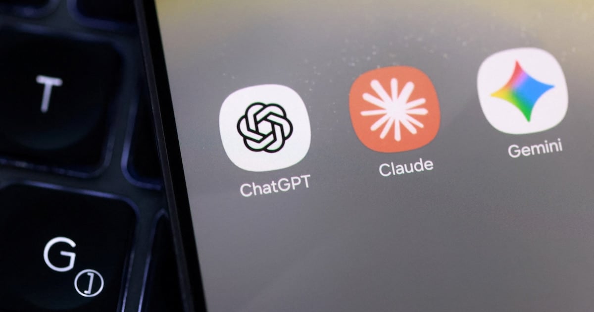 ChatGPT conserva la punta, pero Gemini y Claude ya le disputan el tráfico