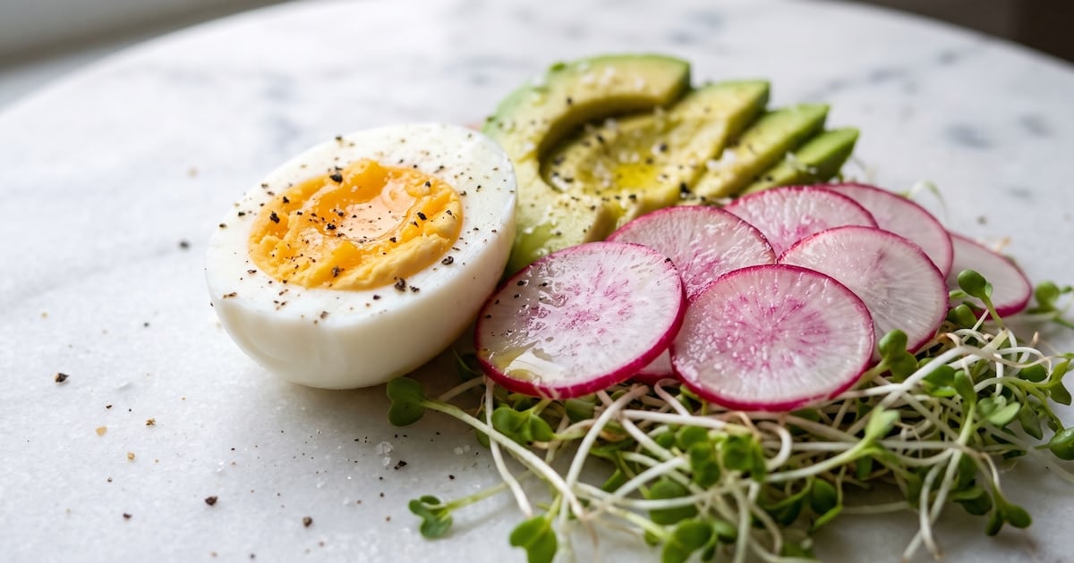 El huevo duro gana sabor: qué comer con él para armar un plato más completo
