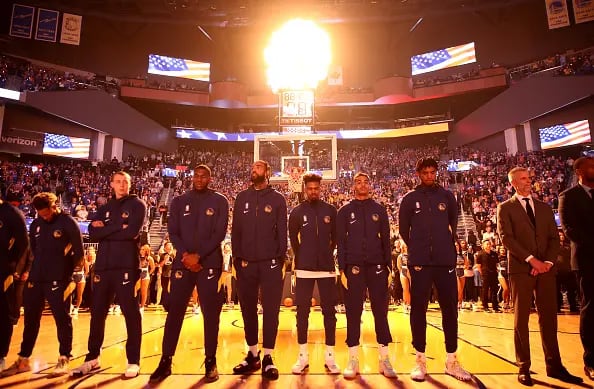 LeBron-desde-la-cancha-y-la-politica-en-un-mismo-partido
