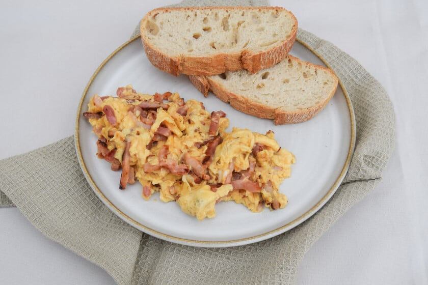 Huevos revueltos con bacon: cómo lograr una textura cremosa sin