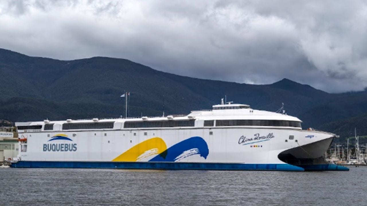 El China Zorrilla debutó entre Buenos Aires y Colonia: cómo es el catamarán eléctrico