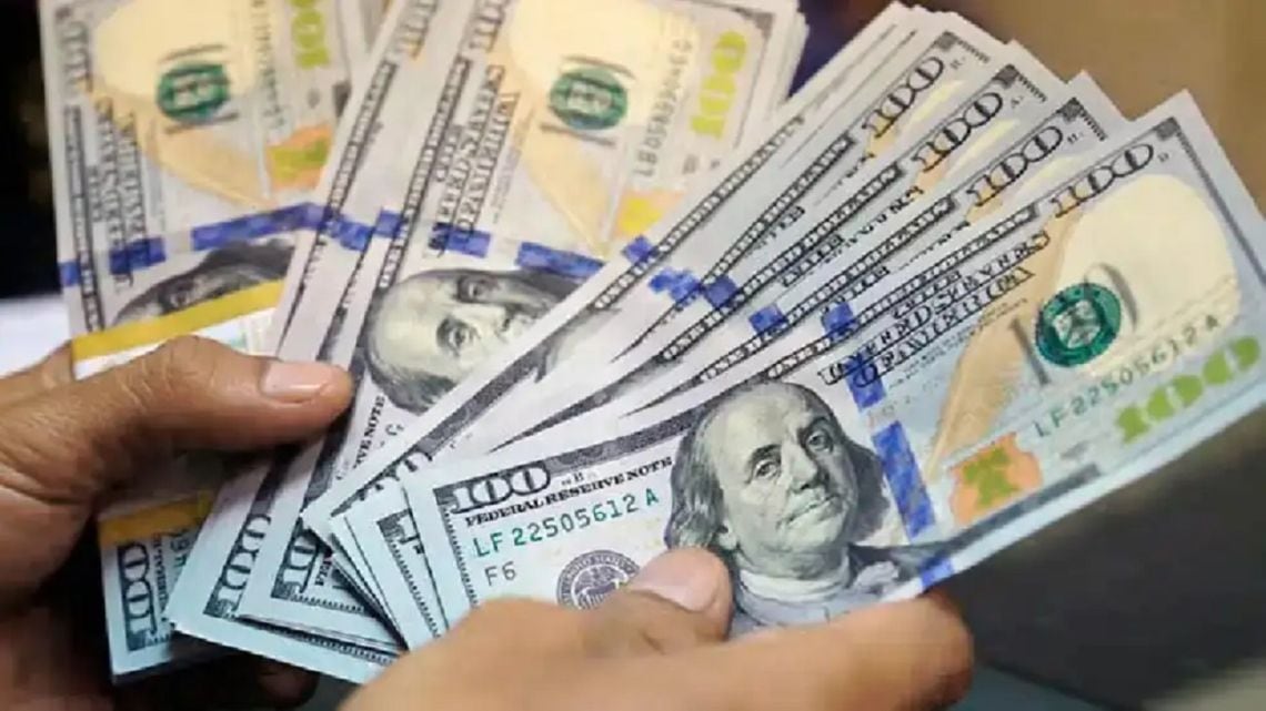 El dólar informal avanzó diez pesos y cerró a 1.575 pesos