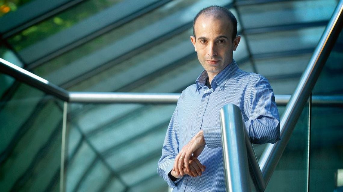 La advertencia de Harari sobre la inteligencia artificial: el poder podría pasar por bancos y oficinas